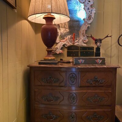 Petite commode régence 4 tiroirs en bois naturel et plateau en marbre rouge ca.1720