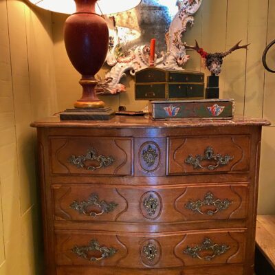 Petite commode régence 4 tiroirs en bois naturel et plateau en marbre rouge ca.1720