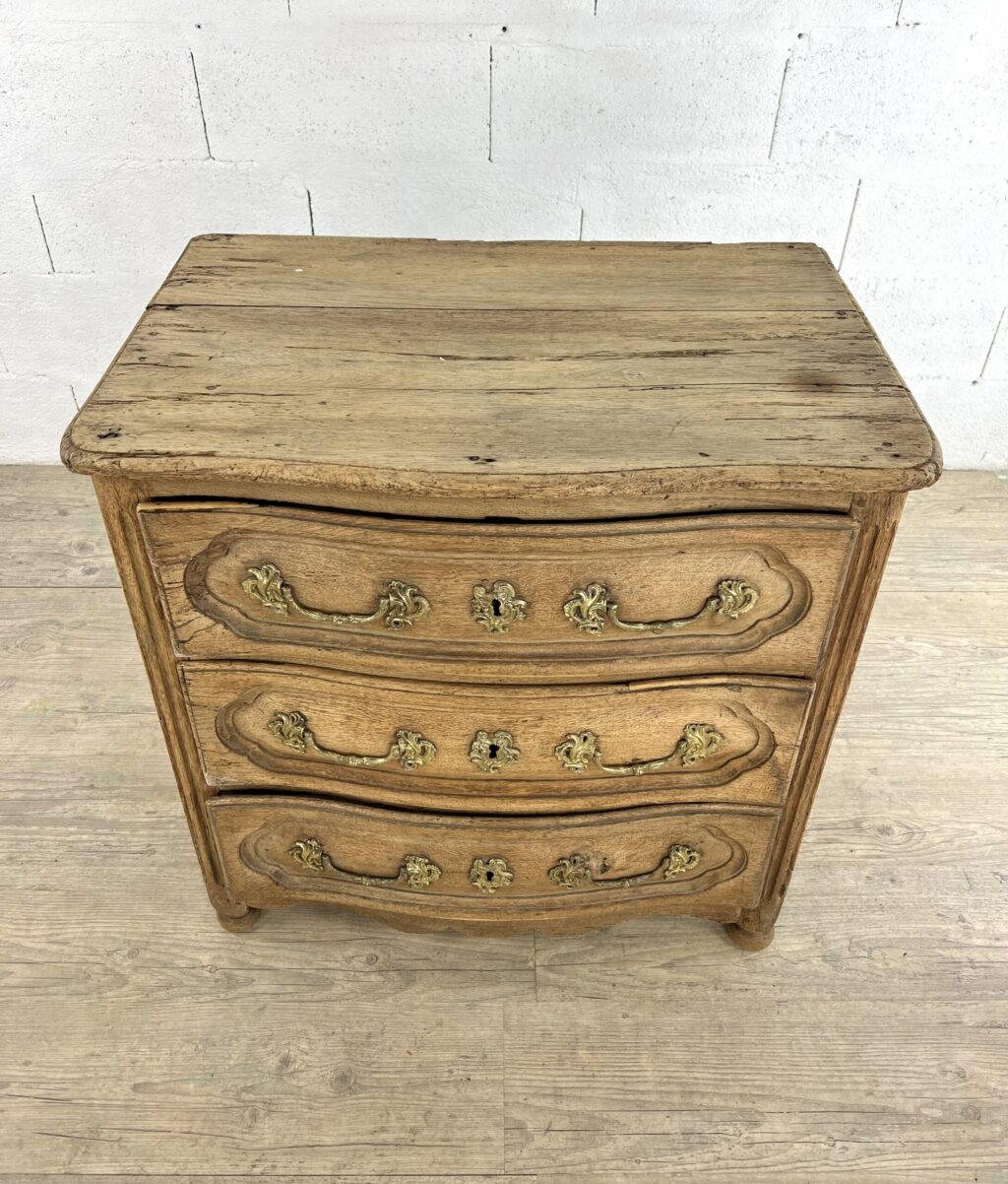 Rare petite commode