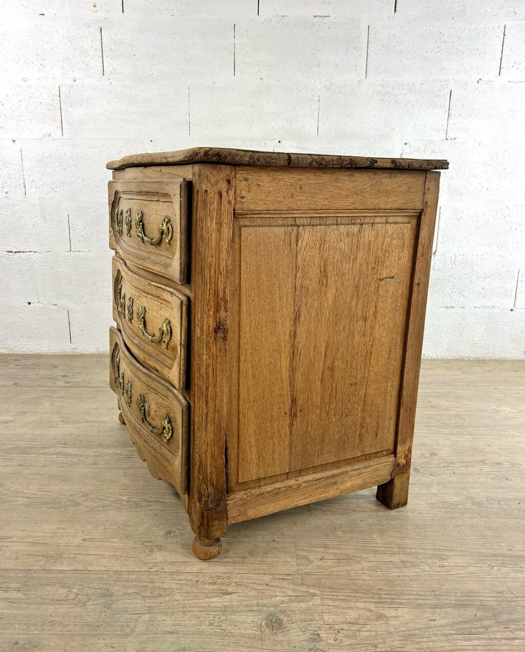 Rare petite commode