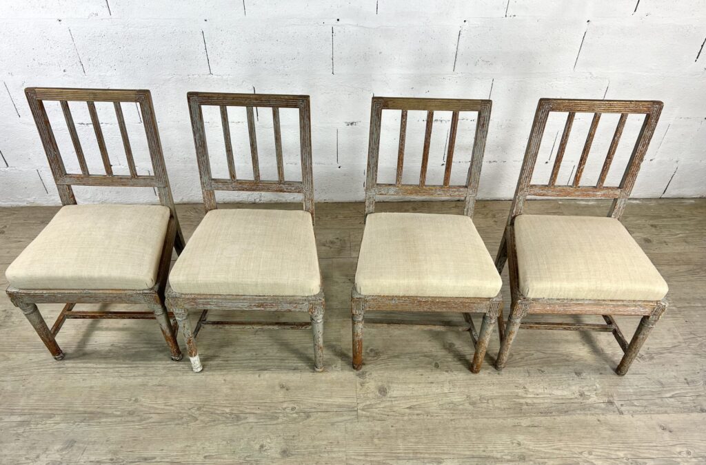 Suite de 4 chaises gustavienness