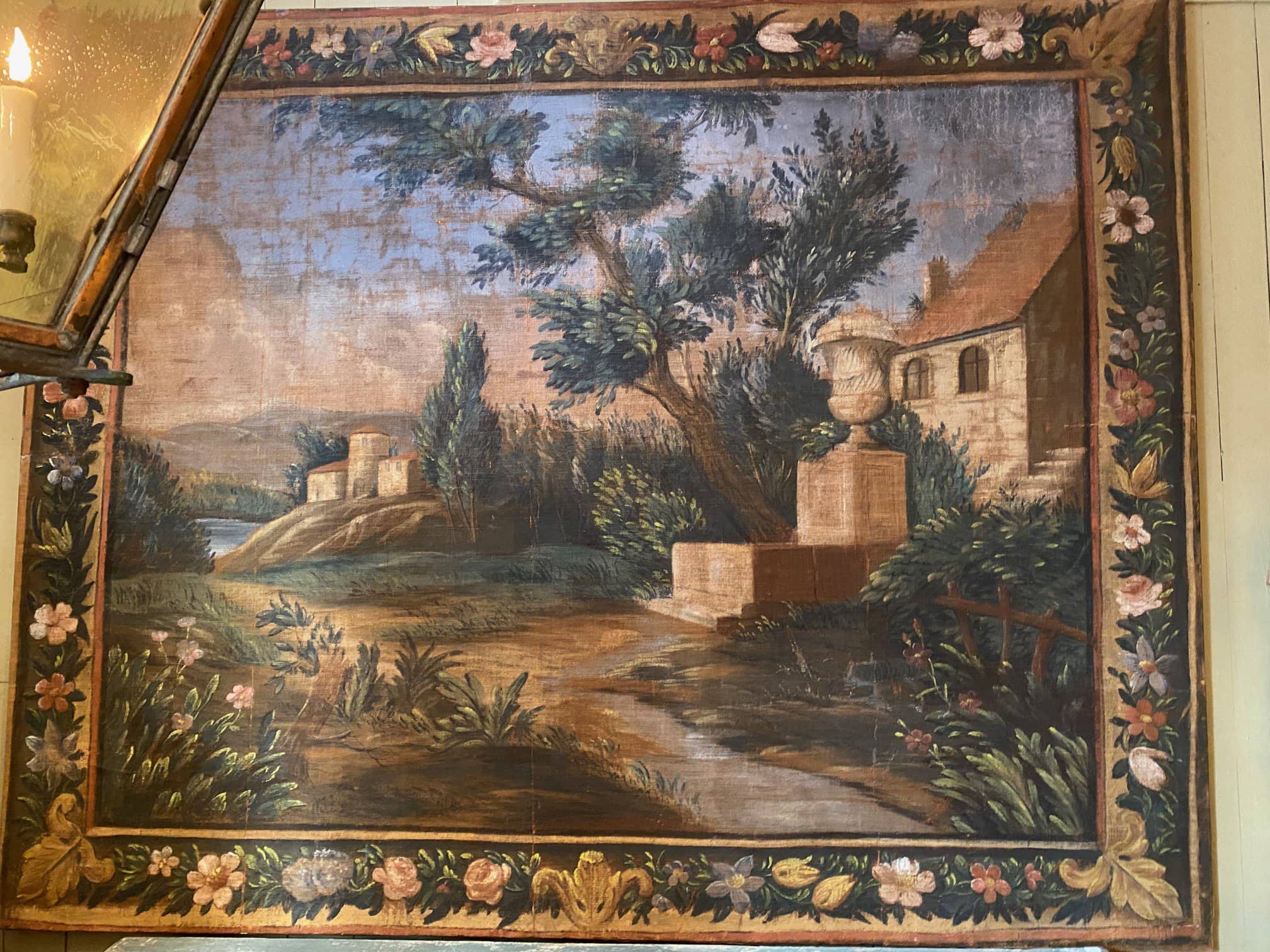 Grande toile peinte “Paysage de Provence” et bordure fleurie – montée sur chassis bois- France XVIIIe