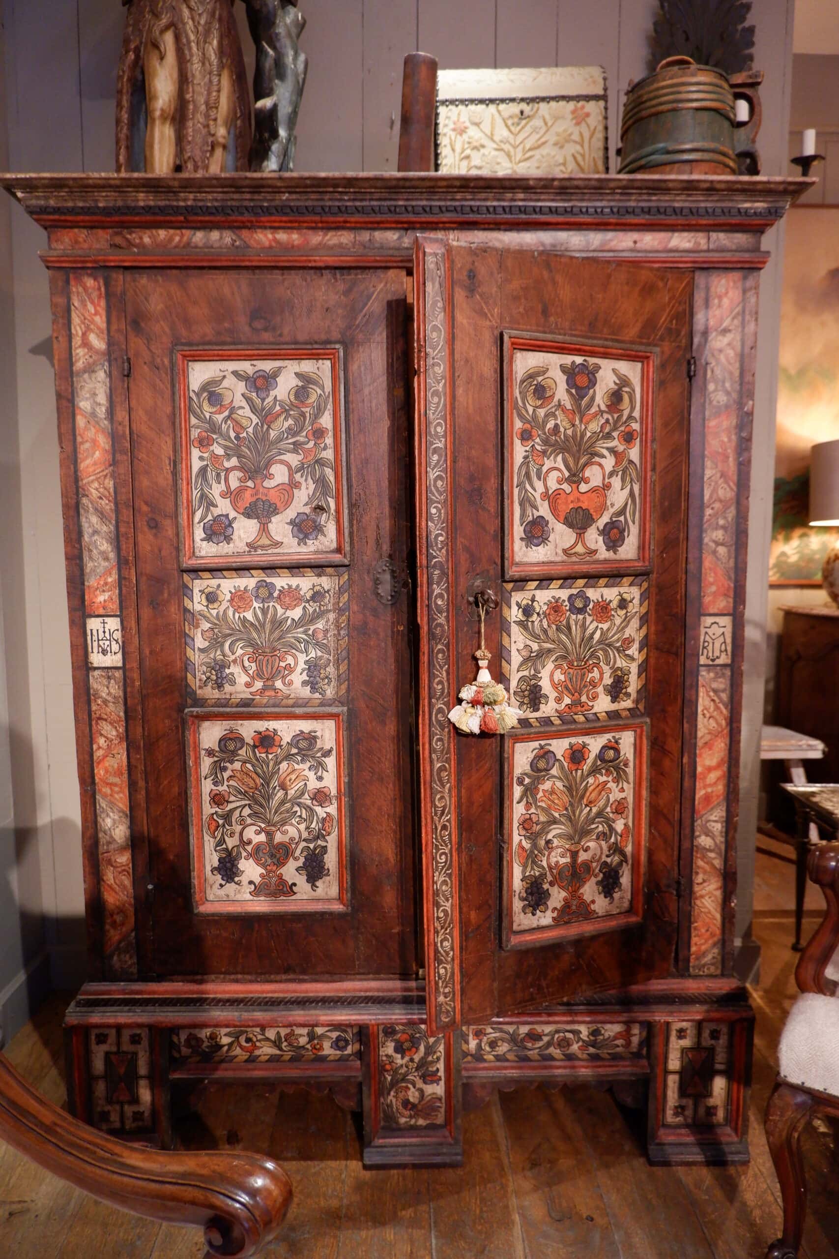 Grande armoire baroque décor polychrome -Italie du Nord- région Alpine ca.1800