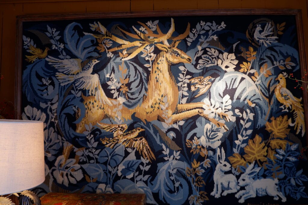 Grande tapisserie d'Aubusson "Cerf dans la Forêt Tapisserie sur fond bleu" encadrée -ca.1980