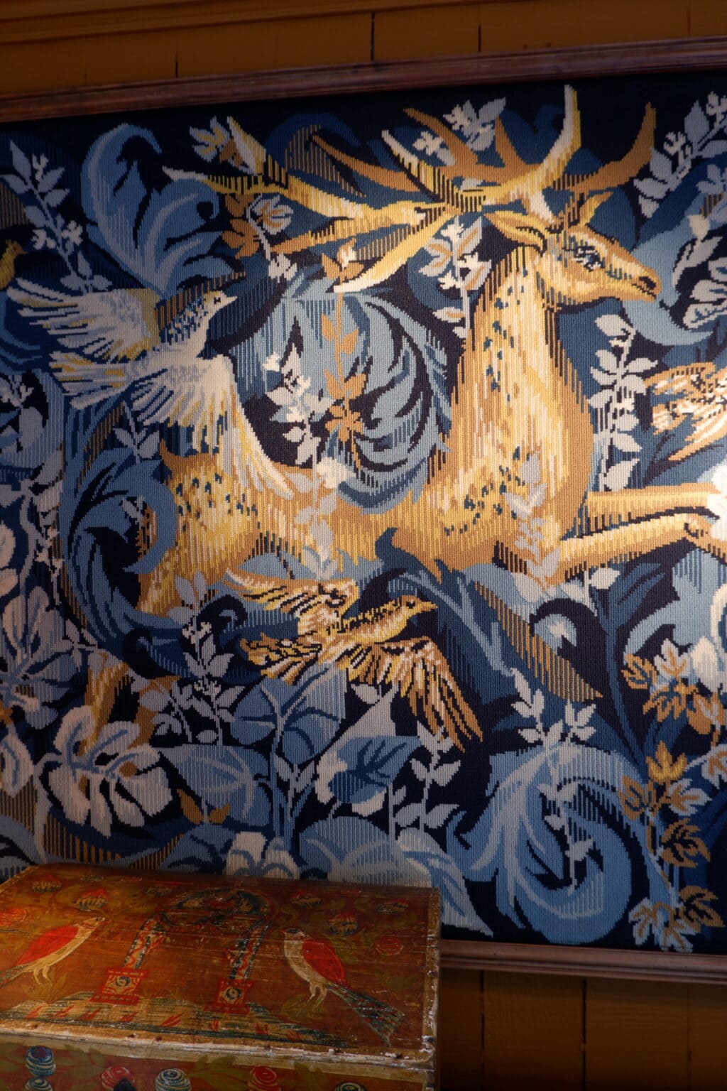 Grande tapisserie d'Aubusson "Cerf dans la Forêt Tapisserie sur fond bleu" encadrée -ca.1980 – Image 2