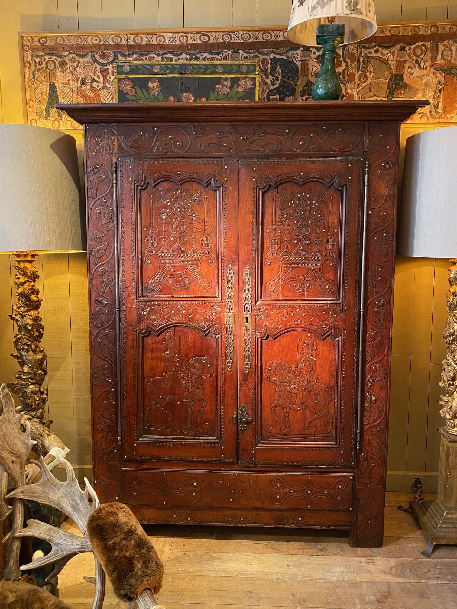 Rare armoire en châtaignier décor sculpté rehaussé de clous en laiton – Fin XVIIIe