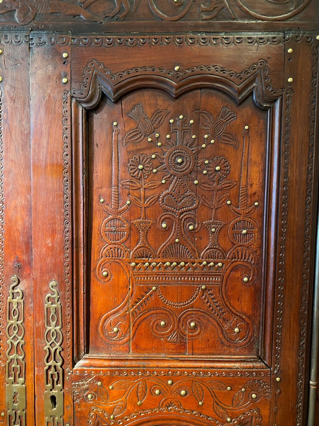 Rare armoire en châtaignier décor sculpté rehaussé de clous en laiton - Fin XVIIIe – Image 3