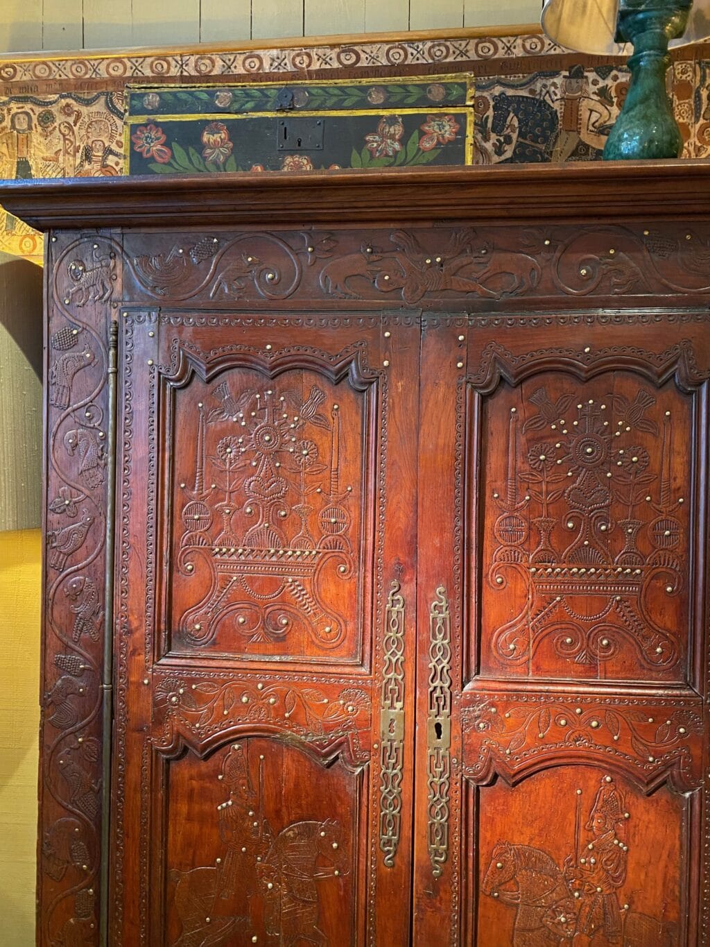 Rare armoire en châtaignier décor sculpté rehaussé de clous en laiton - Fin XVIIIe – Image 2