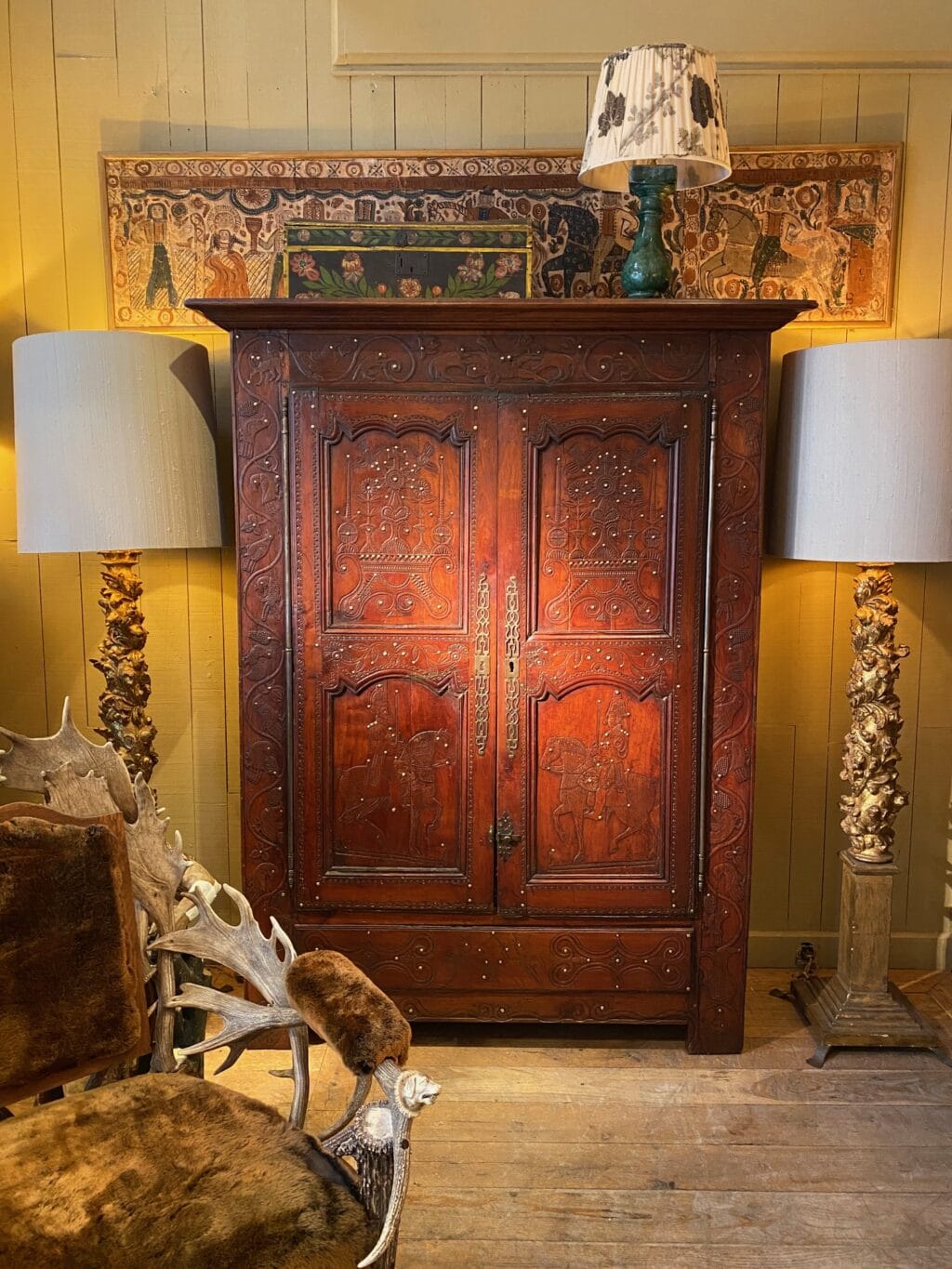 Rare armoire en châtaignier décor sculpté rehaussé de clous en laiton - Fin XVIIIe – Image 8