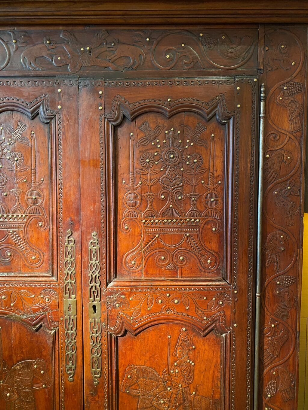 Rare armoire en châtaignier décor sculpté rehaussé de clous en laiton - Fin XVIIIe – Image 7