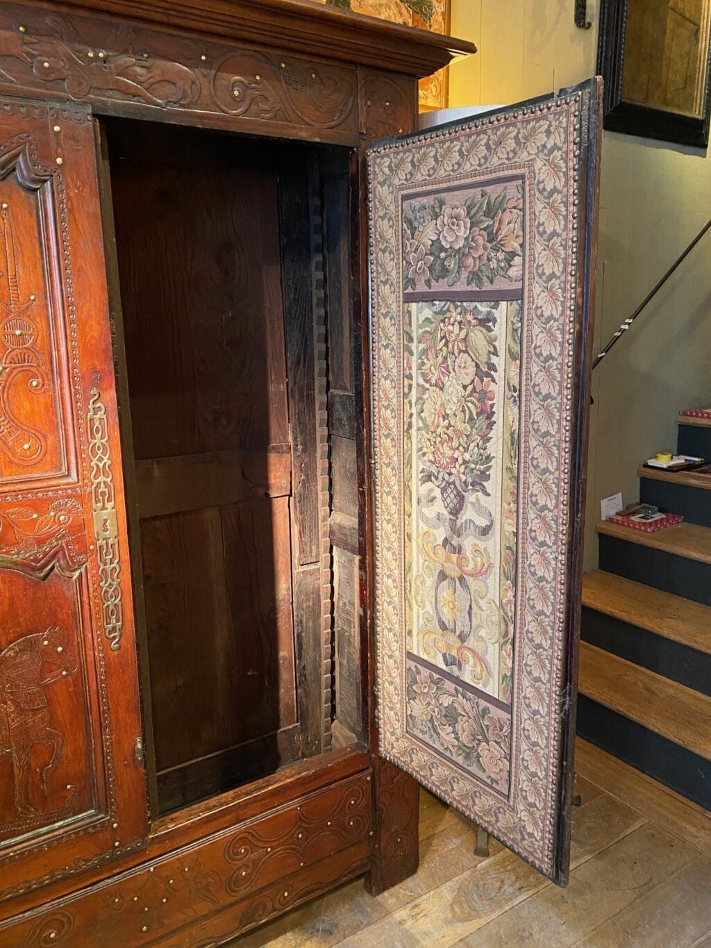 Rare armoire en châtaignier décor sculpté rehaussé de clous en laiton - Fin XVIIIe – Image 6