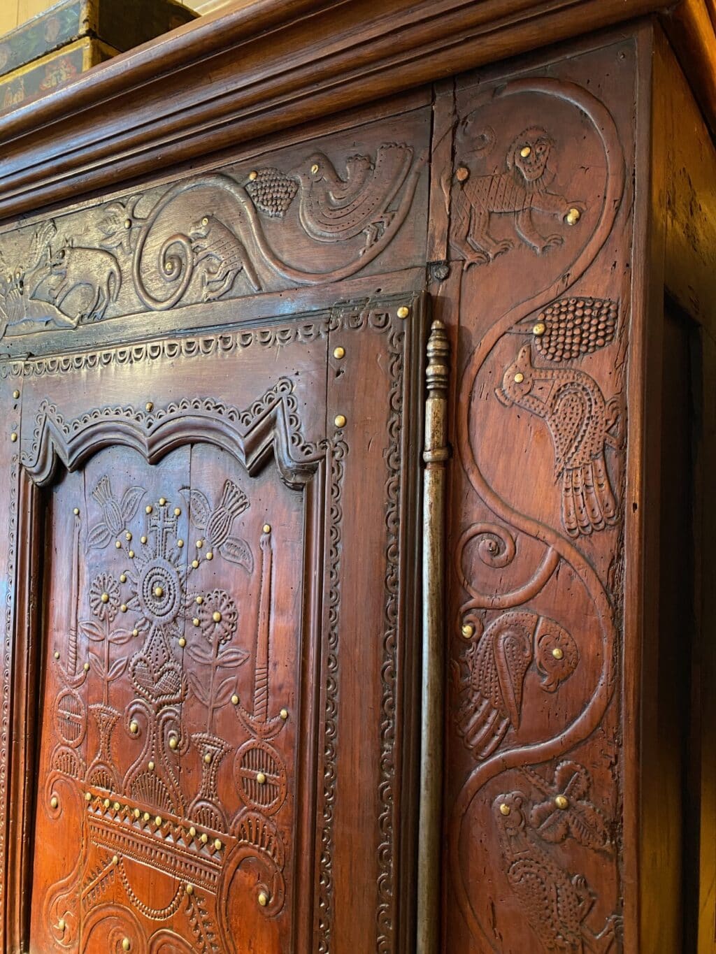 Rare armoire en châtaignier décor sculpté rehaussé de clous en laiton - Fin XVIIIe – Image 4