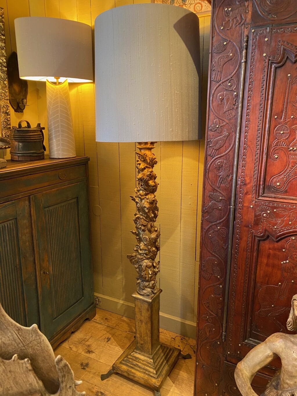 Paire de lampadaires "colonnes baroques" XVIIIe en bois sculpté & feuille d'or + A/J soie champagne – Image 6