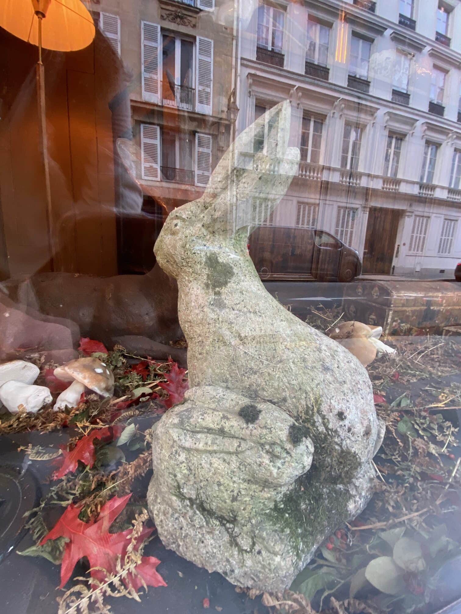 Couple de lapins et leur petit- en pierre sculptée- Granit – XXe