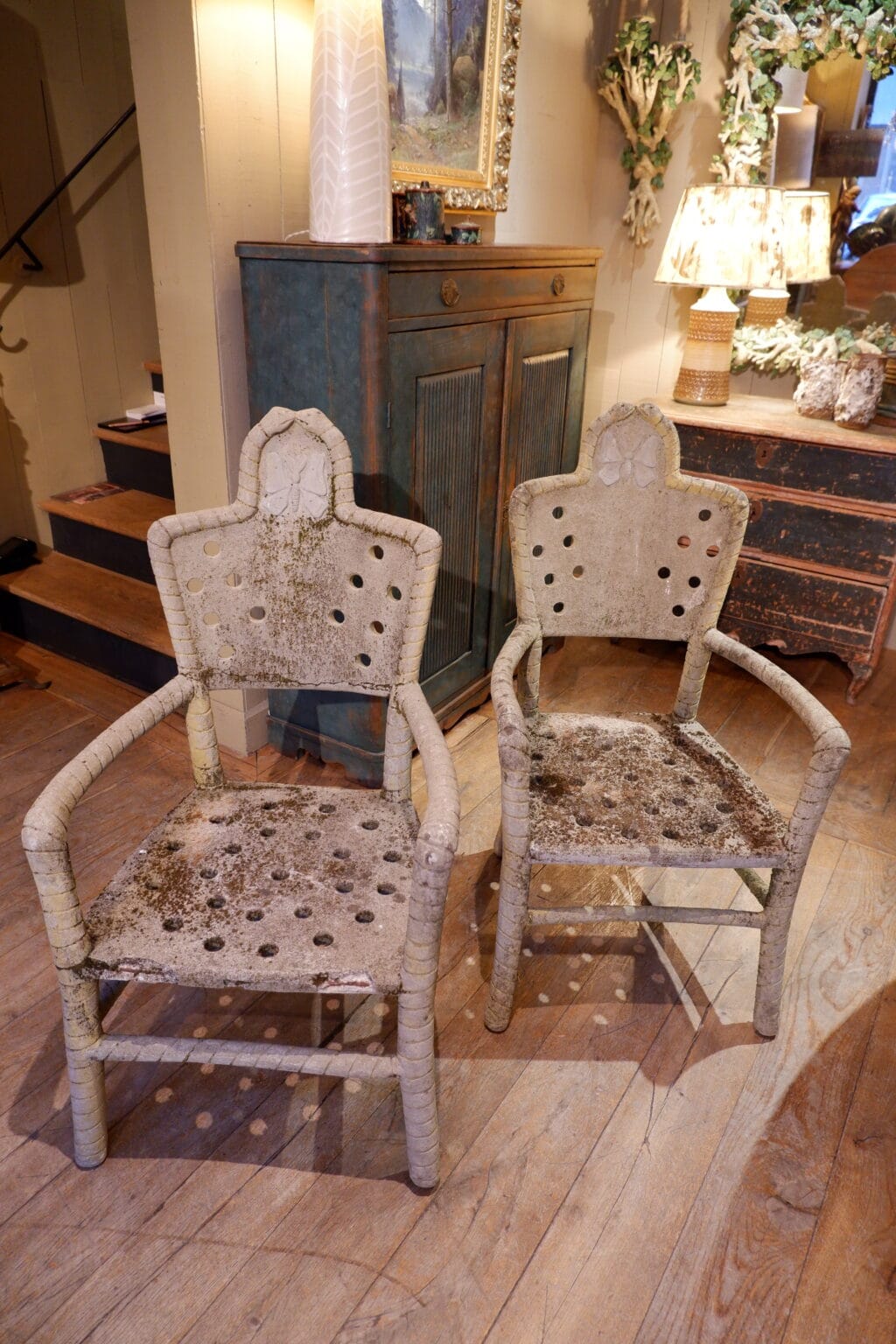 Paire de fauteuils de jardin en ciment dossier Papillon - Style Art Nouveau ca.1900