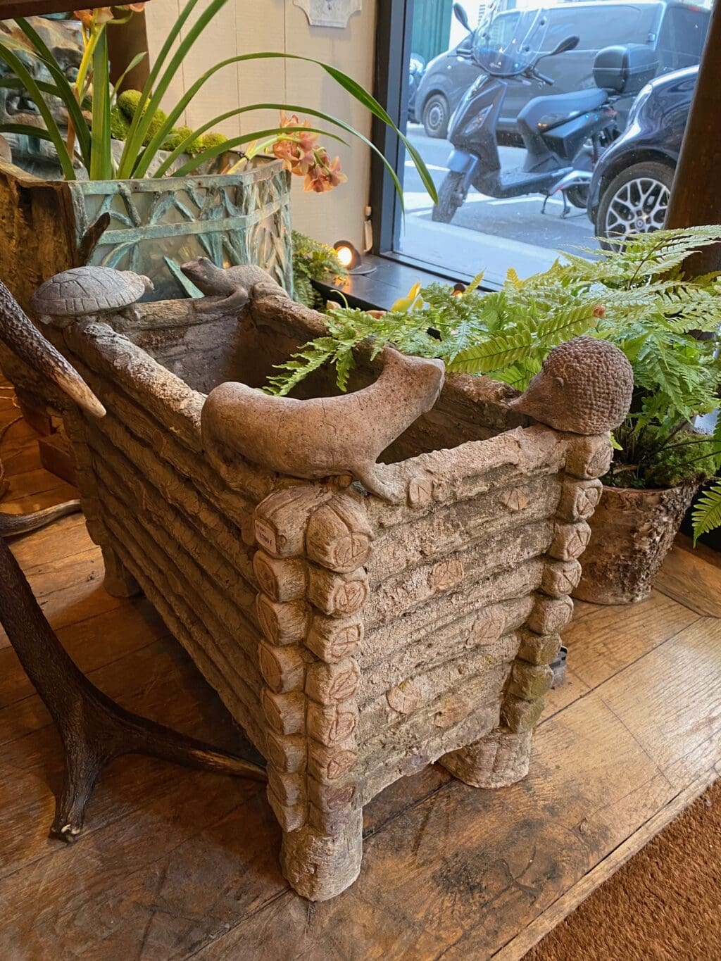 Jardinière en ciment faux-bois 4 animaux ca.1910 – Image 5