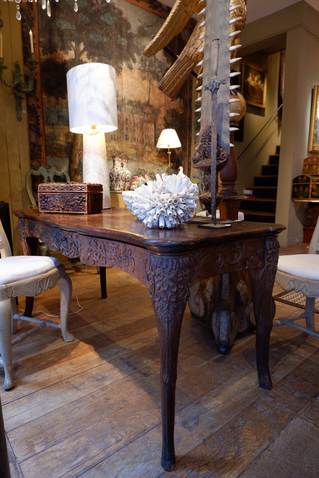 Table bureau en chêne sculptée période Louis XV - France XVIIIe