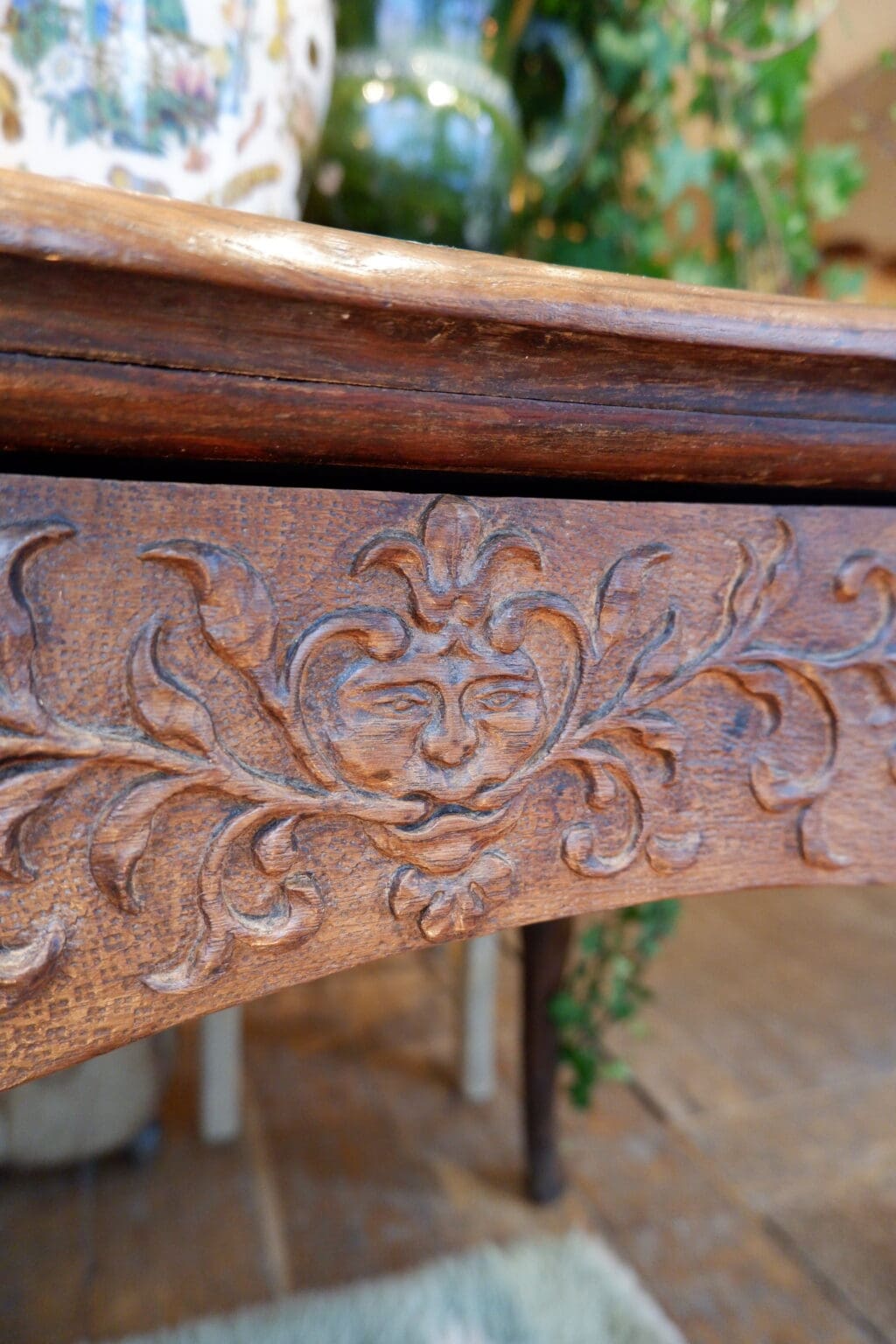 Table bureau en chêne sculptée période Louis XV - France XVIIIe – Image 2