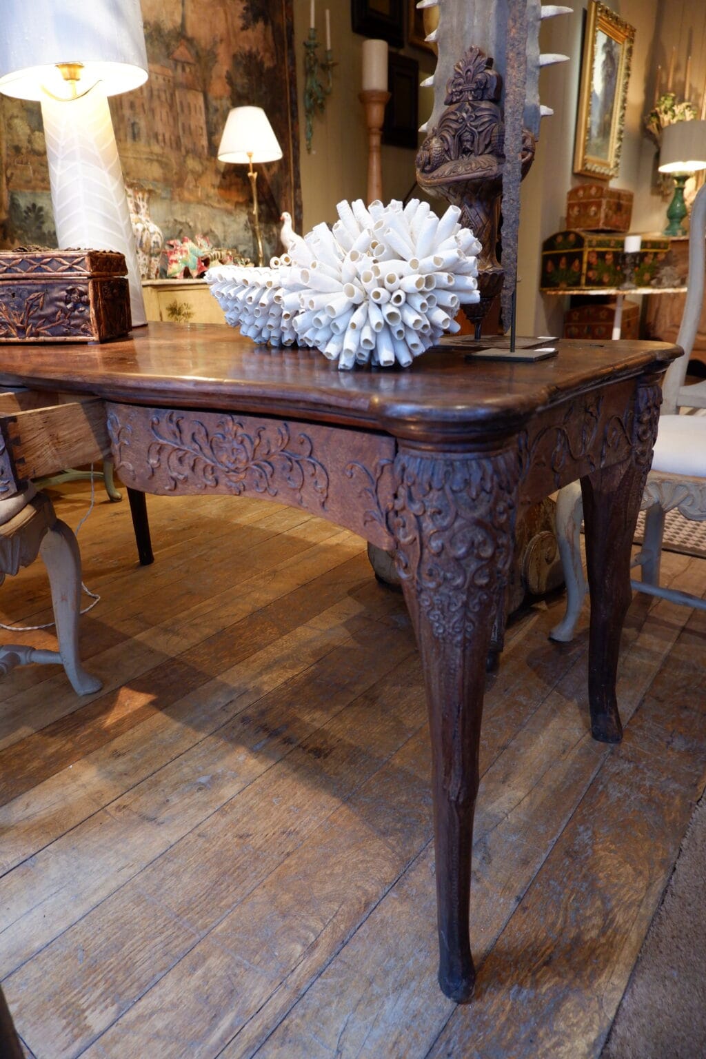 Table bureau en chêne sculptée période Louis XV - France XVIIIe – Image 3