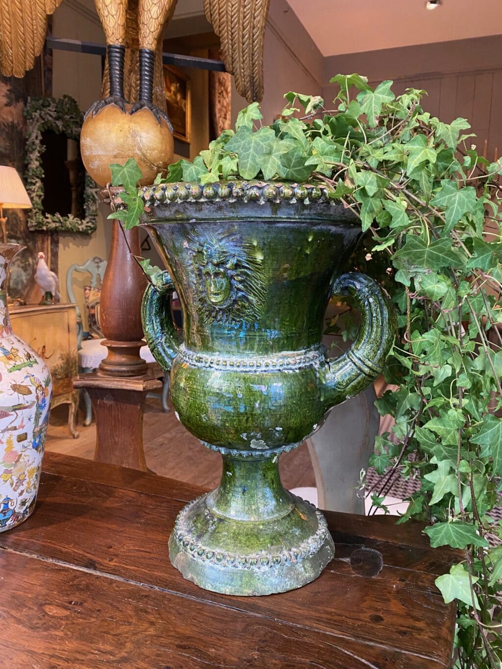 Elégant vase en terre cuité émail vert décor de masque soleil -France XIXe – Image 3