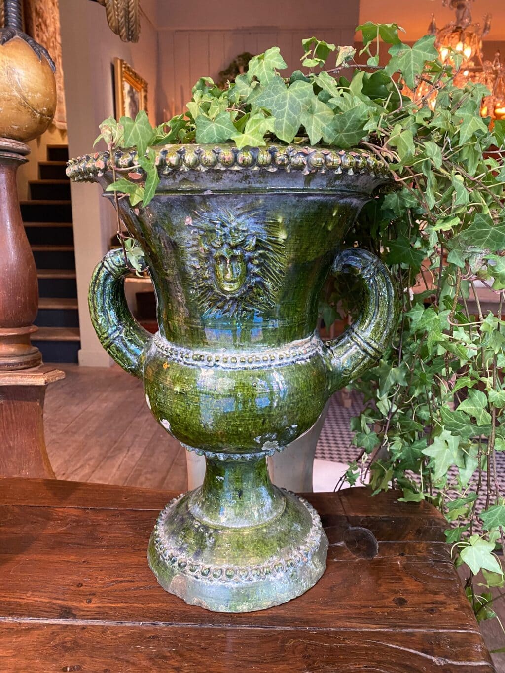 Elégant vase en terre cuité émail vert décor de masque soleil -France XIXe – Image 2