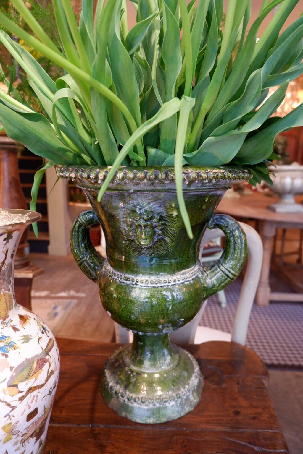 Elégant vase en terre cuité émail vert décor de masque soleil -France XIXe – Image 7