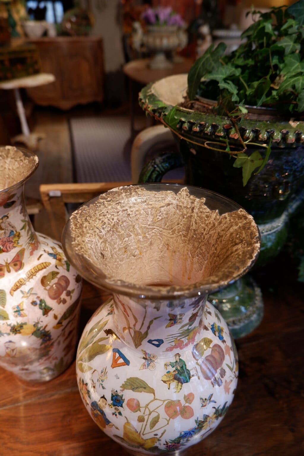 Paire de vases "aux Chinois" motifs fixés sous-verre - Italie région de Venise XIXe – Image 5