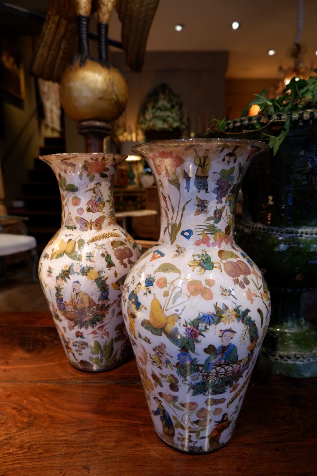 Paire de vases "aux Chinois" motifs fixés sous-verre - Italie région de Venise XIXe – Image 2