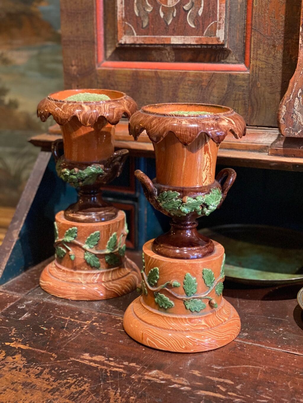 Paire de petits vases Medicis sur socle en terre mélée d'Apt - décor glands & feuilles de chêne -Début XIXe