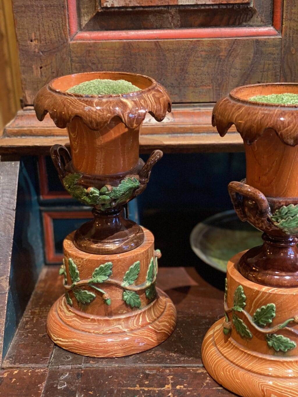 Paire de petits vases Medicis sur socle en terre mélée d'Apt - décor glands & feuilles de chêne -Début XIXe – Image 2