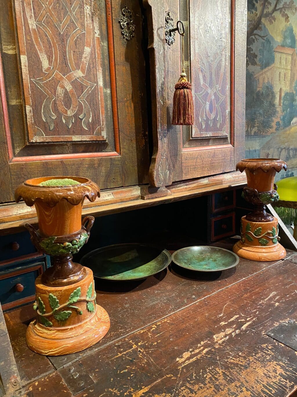 Paire de petits vases Medicis sur socle en terre mélée d'Apt - décor glands & feuilles de chêne -Début XIXe – Image 4