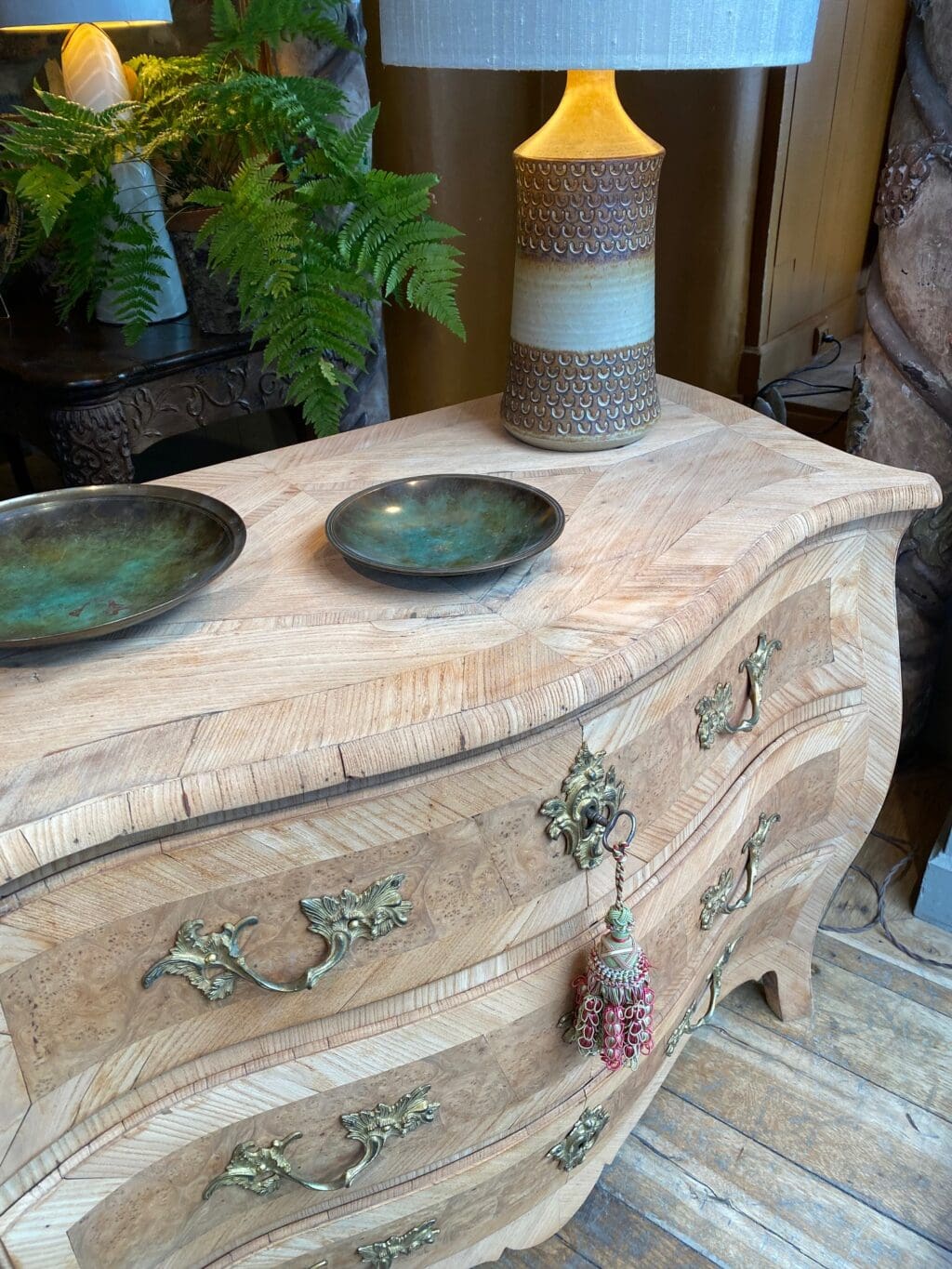 Commode bombée en loupe d'Orme naturelle & ses bronzes d'origine - Suède ca.1800 – Image 7