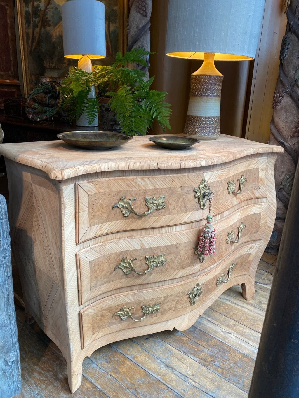 Commode bombée en loupe d'Orme naturelle & ses bronzes d'origine - Suède ca.1800 – Image 3