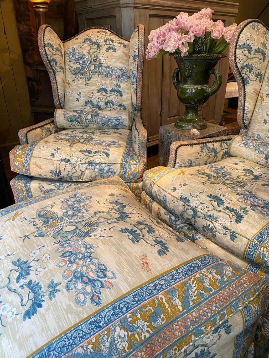 Une paire de fauteuils à oreilles inclinables & un ottoman recouverts d'un chintz de coton ca.1940