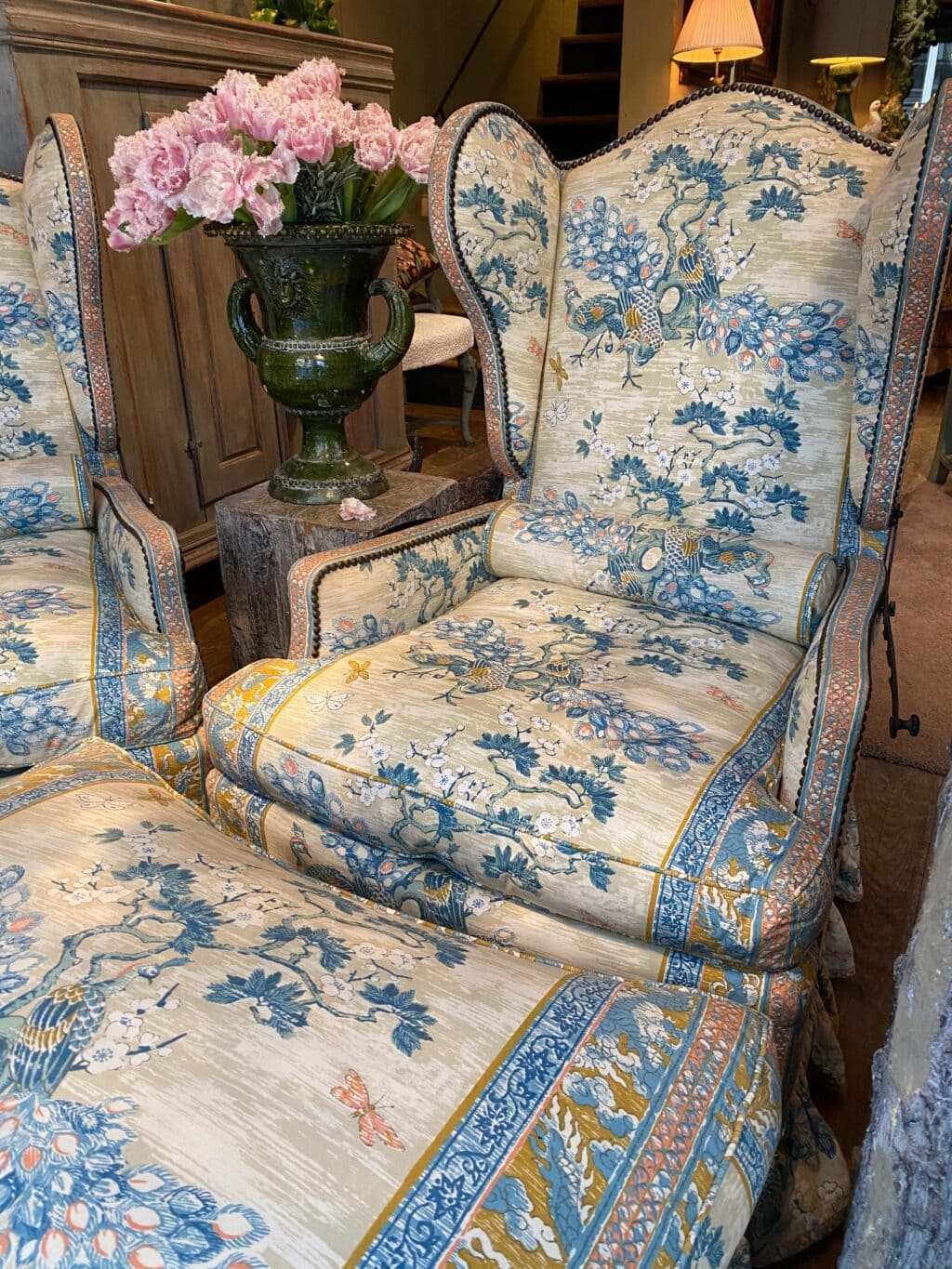 Une paire de fauteuils à oreilles inclinables & un ottoman recouverts d'un chintz de coton ca.1940 – Image 5