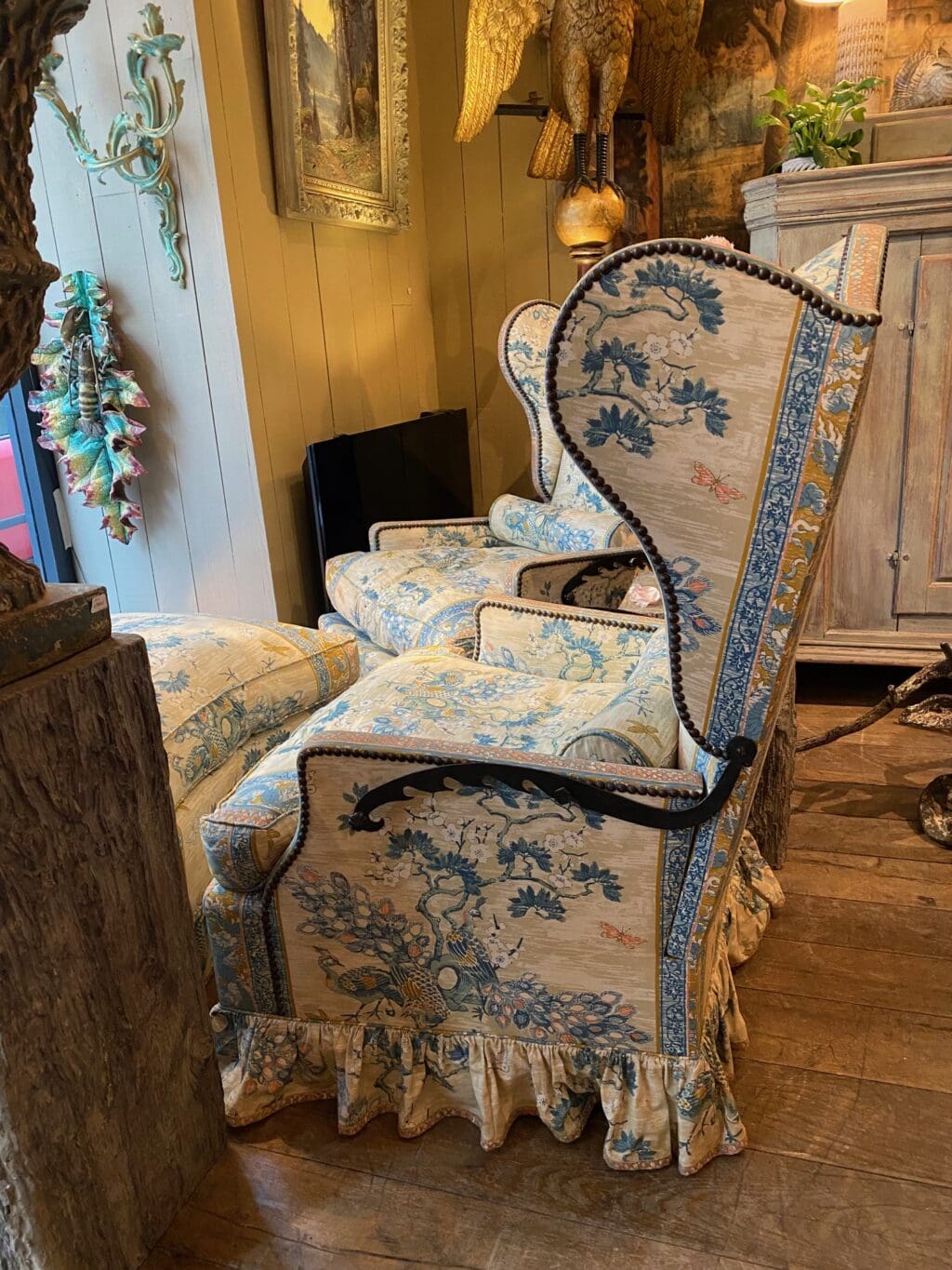 Une paire de fauteuils à oreilles inclinables & un ottoman recouverts d'un chintz de coton ca.1940 – Image 2