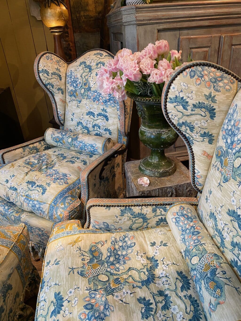 Une paire de fauteuils à oreilles inclinables & un ottoman recouverts d'un chintz de coton ca.1940 – Image 4