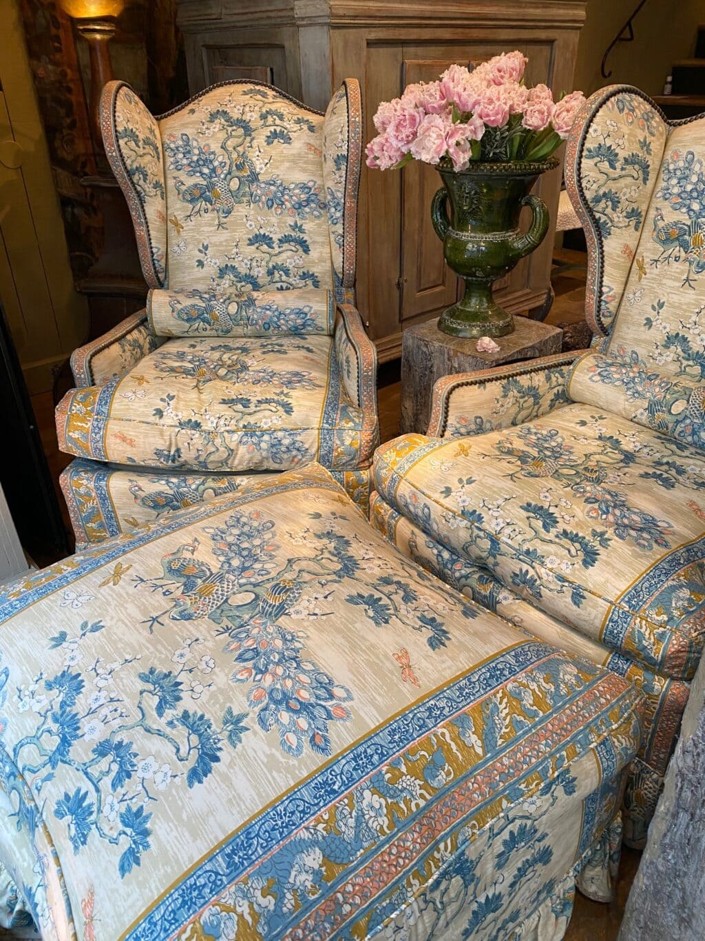 Une paire de fauteuils à oreilles inclinables & un ottoman recouverts d'un chintz de coton ca.1940 – Image 6