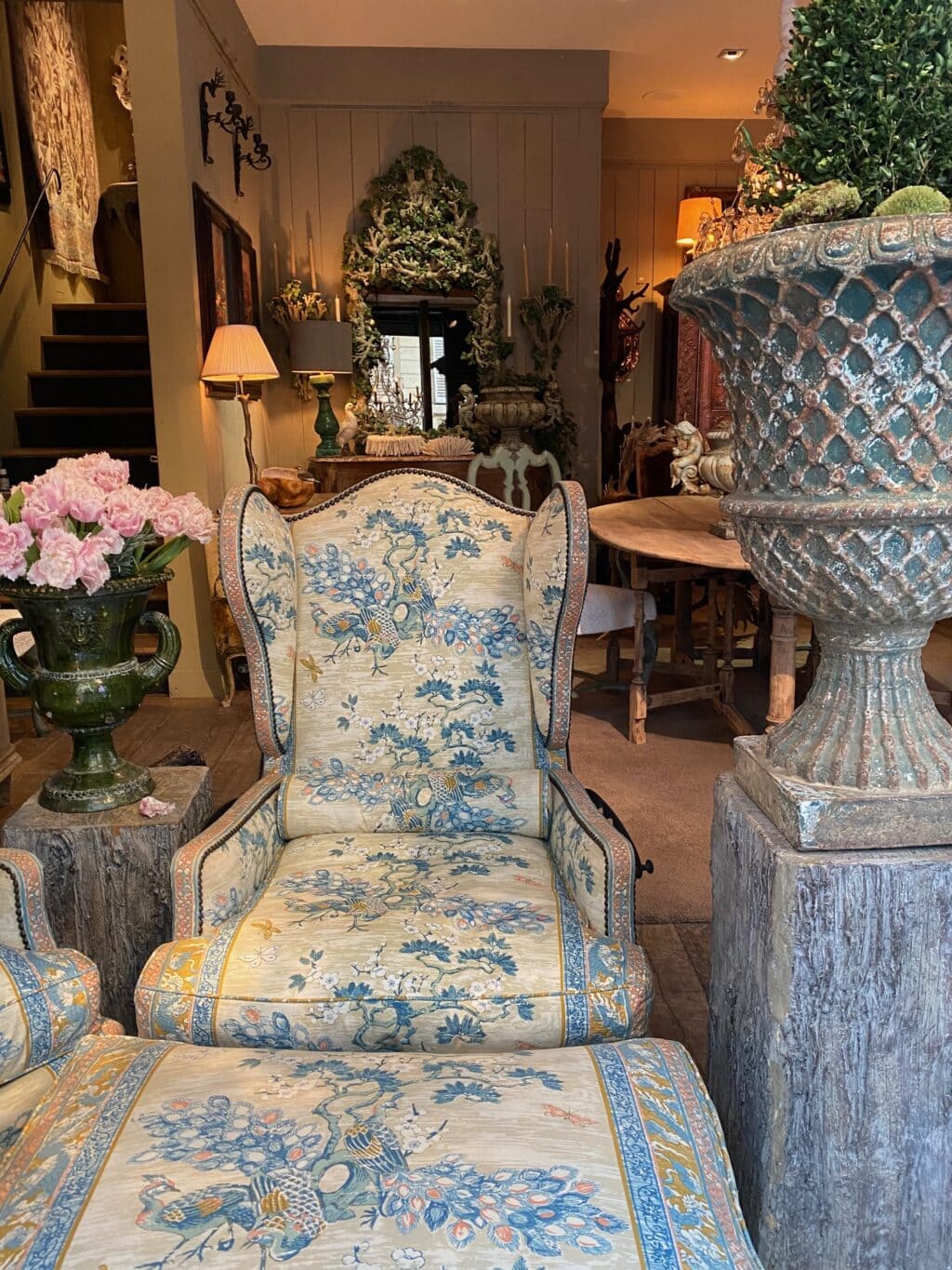 Une paire de fauteuils à oreilles inclinables & un ottoman recouverts d'un chintz de coton ca.1940 – Image 3